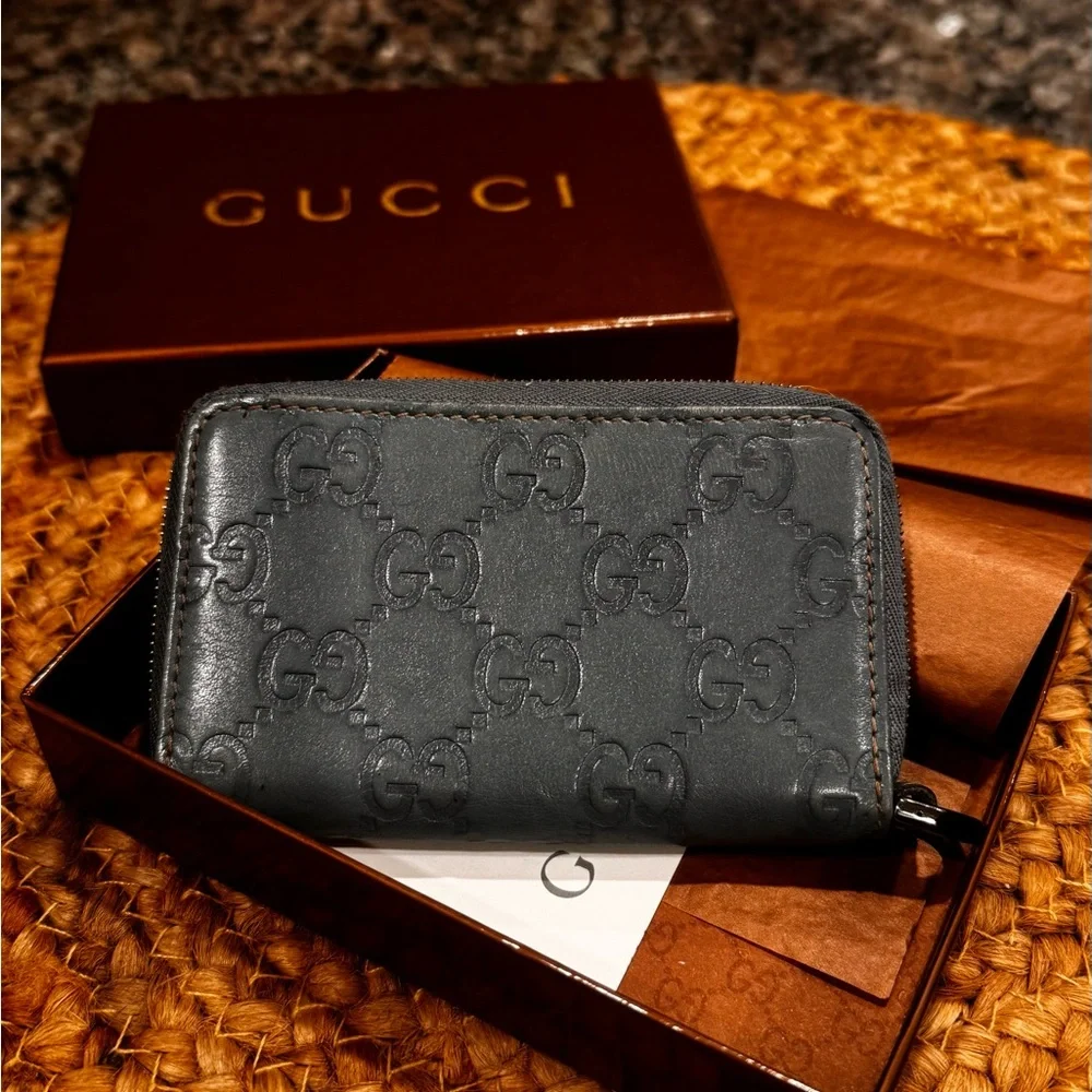 Gucci Black Embossed GG Zip Card Holder - Picture 2 of 14
